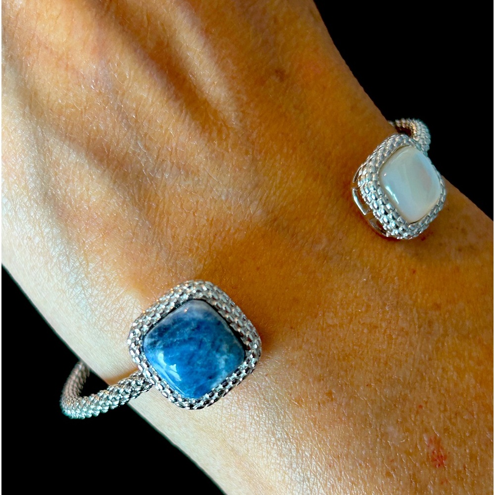 Kendra Scott blue lupus and pearl bracelet New.used for displays.